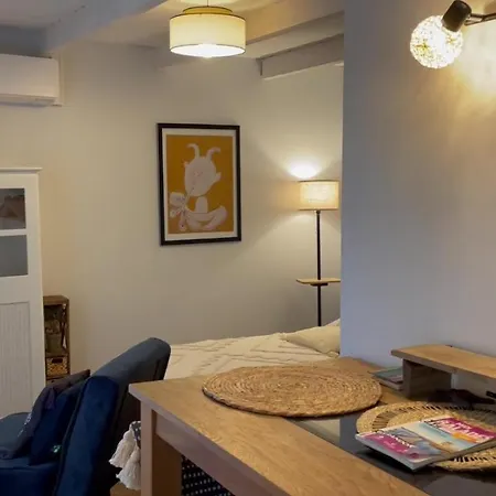 Indépendante Au Joli Mazet à Idéalement Situé Entre La Garrigue Et La