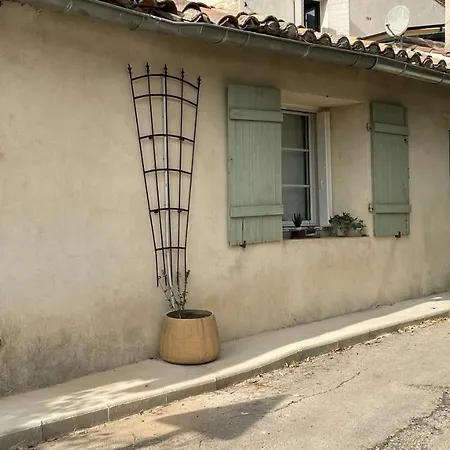 Indépendante Au Joli Mazet à Idéalement Situé Entre La Garrigue Et La