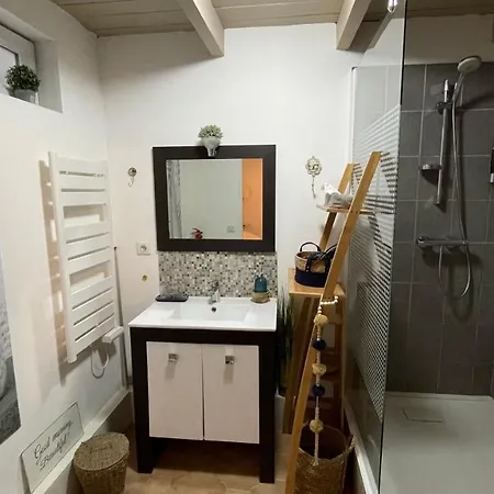 Indépendante Au Joli Mazet à Idéalement Situé Entre La Garrigue Et La