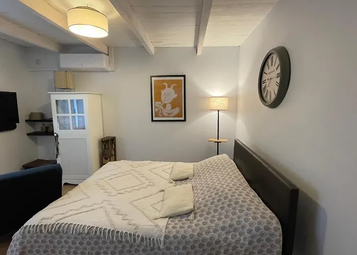 Independante Au Joli Mazet A Idealement Situe Entre La Garrigue Et La